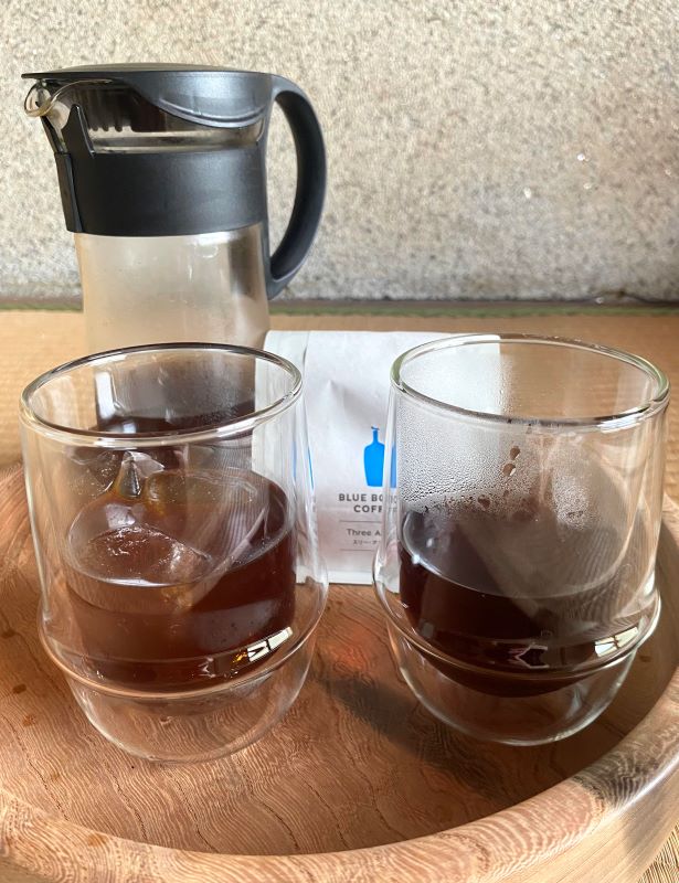 天然木のお盆に乗せたブルーボトルコーヒー スリー・アフリカズの豆とアイス・ホットコーヒー、HARIO水出し珈琲ポット。
