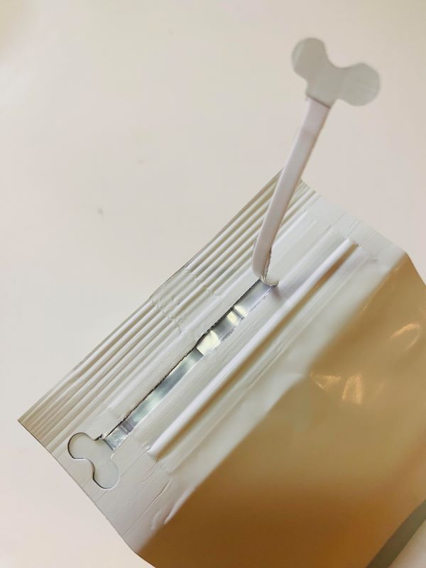 ブルーボトルコーヒーの袋　双葉形の開封テープ